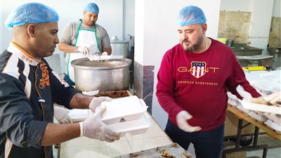 قبطي يقيم أكبر مائدة رحمن بشوارع الغردقة للعام التاسع على التوالي: كلنا واحد | صور وفيديو