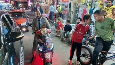 اصحى يا نايم.. مسحراتي مودرن في الغردقة بسكوتر وطبلة وبدلة