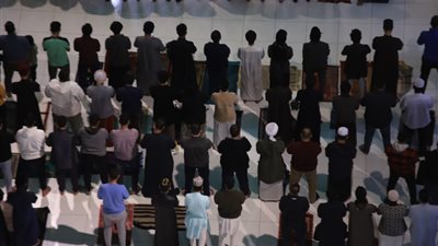 آلاف المصلين يؤدون صلاتي العشاء والتراويح في أجواء رمضانية بالجامع الأزهر