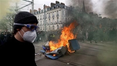 فوضى وحرب شوارع في فرنسا خلال تظاهرات ضد قانون التقاعد| فيديو