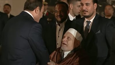 الرئيس السيسي يصافح أحمد عمر هاشم خلال افتتاح مركز مصر الثقافي الإسلامي بالعاصمة الإدارية