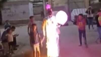 جسمه منوّر بجميع الألوان.. مسحراتي يُثير الجدل في شوارع بني سويف: بقالي 6 سنين بصحّي الناس| بث مباشر