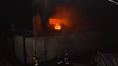 جهات التحقيق تعاين موقع حريق مصنع المراتب بالعبور