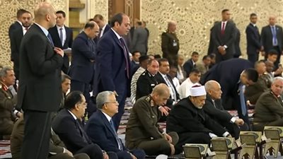 الرئيس السيسي يؤدي صلاة الفجر بمسجد مصر الكبير