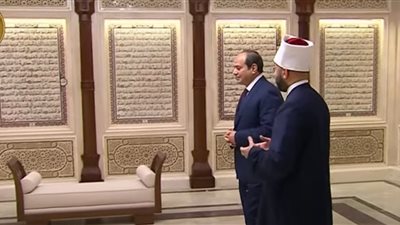 القرآن كاملًا منقوش على الجدران.. الرئيس السيسي يتفقد دار القرآن بمركز مصر الثقافي الإسلامي