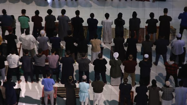 آلاف المصلين يؤدون