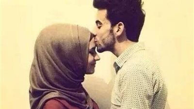  احتضنني زوجي وقبلني في نهار رمضان فوجدت بعض الماء في ملابسي فما الحكم؟.. الإفتاء تكشف