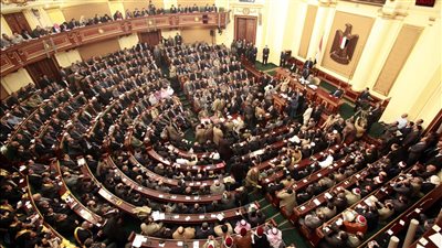 قانون العمل الجديد يحدد أيام الإجازة السنوية للعمال: من 15 إلى 45 يومًا | بث مباشر