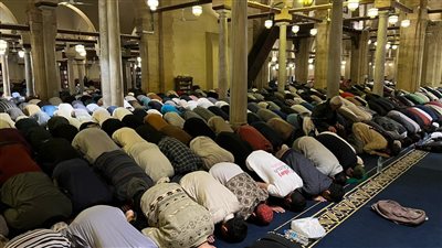رُكعًا سجدًا.. آلاف المصلين من مختلِف جنسيات العالم يؤدون العشاء والتراويح بالجامع الأزهر