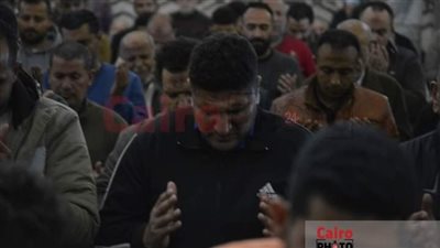 رغم سوء الأحوال الجوية.. توافد المصلين على المساجد لأداء صلاة التراويح | بث مباشر