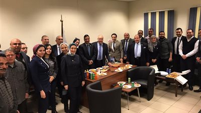 مظاهرة حب من العاملين بجمارك مطار القاهرة الدولي لرئيس الإدارة المركزية | صور