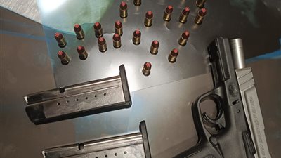 أخفاها داخل ملابسه.. ضبط راكب بحوزته طبنجة وطلقات حية في مطار القاهرة