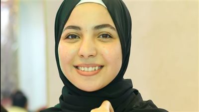 محافظ كفر الشيخ يهنئ صاحبة الصوت الذهبي في الابتهالات الدينية