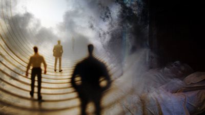 هل هناك حياة بعد الموت؟.. أشخاص يعودون إلى الحياة ويحكون تجربتهم مع العالم الآخر