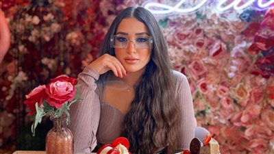 صوريني وصوري صحبي مش فارق معايا.. بلوجر تستغيث من شخص لتحرشه بها