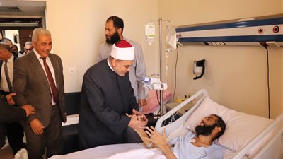 حصل على الدكتوراه بالعناية المركزة.. جامعة الأزهر تتحمل نفقات علاج الدكتور محمود وهبة كاملة