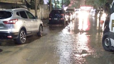 كسر ماسورة مياه خلف مستشفى فلسطين بمصر الجديدة وغرق الشوارع المجاورة 
