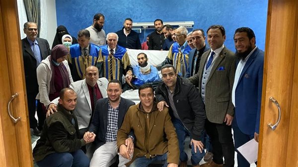 لحظة حصول الدكتور