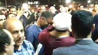 حمدلله على السلامة.. هتافات واحتفالات جمهور الزمالك من أمام منزل مرتضى منصور بعد الإفراج عنه | بث مباشر