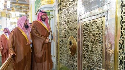 محمد بن سلمان يزور المسجد النبوي الشريف | صور