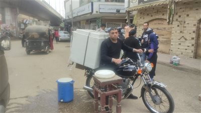 وهبه لروح والده.. شاب يخصص وقته في رمضان لنقل المياه المفلترة للمواطنين بالمنوفية | فيديو