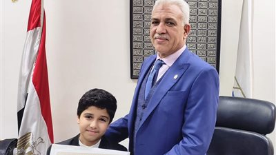 مدير تعليم القاهرة يكرم الطفل الحاصل على المركز الأول في مؤتمر الأبحاث الطلابية بطب عين شمس 