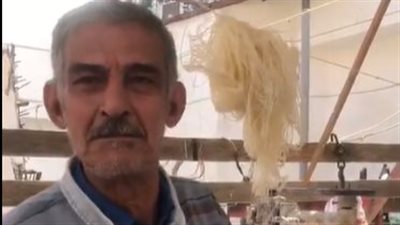 شغال فيها من السبعينيات وعمري ما استغنيت عنها.. قصة كفاح مُسن يعمل بمهنة صنع الكنافة البلدي بكفر الشيخ | بث مباشر 