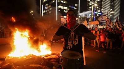 ثورة إسرائيل| كر وفر بين نتنياهو والمتظاهرين بعلم أمريكا.. ومناورة تكتيكية لإصدار التعديلات القضائية