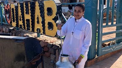 بعباءة بيضاء وقلادة صليب.. مسحراتية مسيحية تجوب شوارع دهب: تربيت على أجواء رمضان | صور 