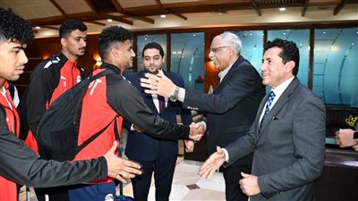 وزير الرياضة يستقبل المنتخب الأولمبي بمطار القاهرة بعد التأهل إلى كأس الأمم الإفريقية | صور