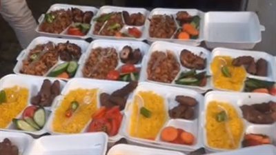 شباب بالوراق يجهزون وجبات الإفطار للصائمين: بنوزع 800 وجبة ومش بنقبل تبرعات من حد | بث مباشر