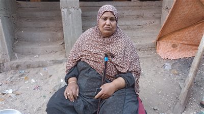 مصابة بداء الفيل.. بائعة خضار ببني سويف تستغيث: صاحب البيت هيطردنا ونفسي أتعالج وأسدد ديوني|فيديو 