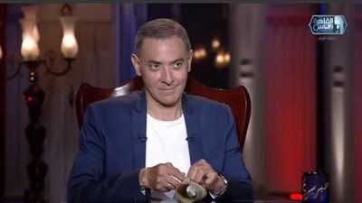 فتحي عبد الوهاب: الحياة مظلمة بعد وفاة والدتي.. وأحب مجاملة أصدقائي في المسلسلات