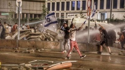 رغم تراجع نتنياهو.. تواصل الاحتجاجات في إسرائيل والشرطة تفرق المتظاهرين بالقنابل والمياه