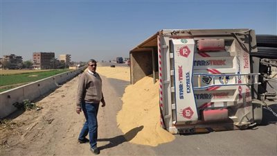 انقلاب مقطورة محملة بالرمال على الطريق الإقليمي بالمنوفية