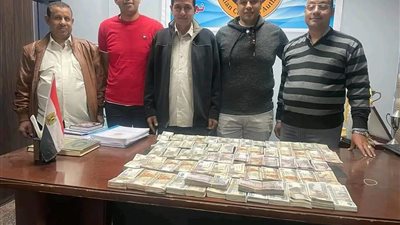 827 ألف جنيه.. جمارك نويبع تضبط محاولة تهريب كمية من النقد المصري مخبأة في الملابس