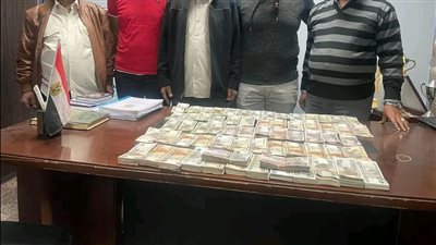 مخبأة بين طيات الملابس.. ضبط محاولة تهريب كمية من النقد المصري بـ نويبع 