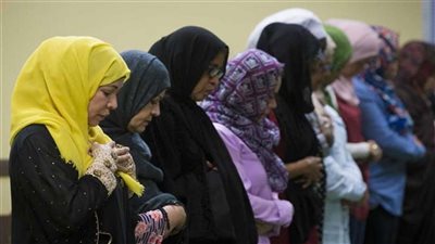 الإفتاء: يجوز للمرأة أن تصلي بحضرة الرجال الأجانب ولا إثم عليها