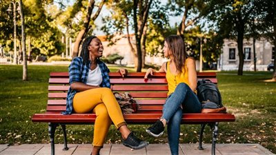 أبرزها الإصابة بجلطات الدم.. مخاطر الجلوس مع وضع ساق على أخرى