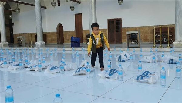 الأطفال يزينون الجامع