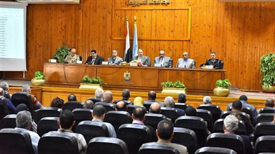 محافظ أسيوط يوجه بمتابعة فتح معارض ومنافذ توفير السلع الغذائية 