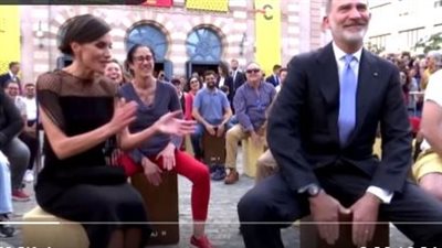 ملك إسبانيا يطبل مع فرقة موسيقية تعزف رقصات الفلامنجو أثناء زيارته لإحدى المدن| فيديو 