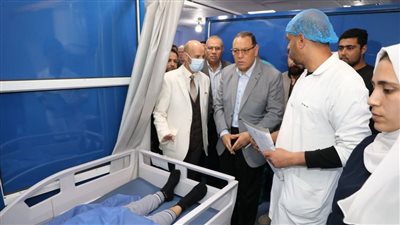 محافظ الشرقية يزور مصابي حادث بلبيس.. ويُعزي أسر المتوفين السبعة | صور