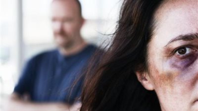 سيدة تطلب الطلاق: جوزي ضربني.. وحماتي قالتلى مفيش راجل ما بيضربش مراته