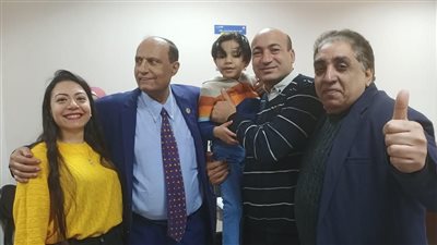 لحظة تسليم الطفل شنودة لأسرته من دار الرعاية بعد قرار جهات التحقيق