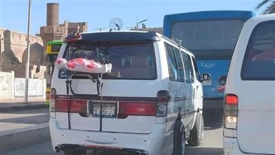 صورة لـ طفل مُكفن على ظهر ميكروباص تثير ضجة على مواقع التواصل: لازم تحرير محضر