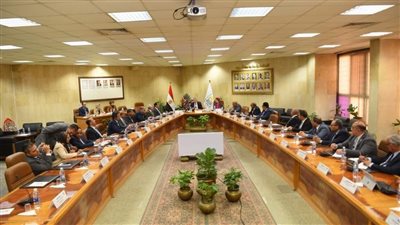 وزير التعليم العالي يستعرض تقريرًا حول الاجتماع الدوري للمجلس الأعلى لشئون المجتمع