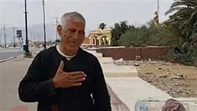 طول عمري شقيان وباكلها بالحلال.. عم صلاح جامع الكراتين والبلاستيك بكورنيش السويس: نفسي أزور بيت الله الحرام | بث مباشر 