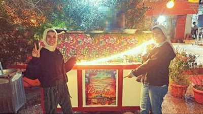 خريجات علوم سياسية وفلسفة.. شيماء وعبير تعملان على عربية فول لـ سحور رمضان