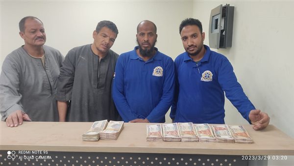 المسعفون مع المبلغ